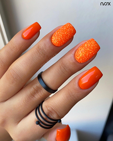 Kto powiedział, że brokaty nadają się tylko na zimę? Sprawdźcie jak efektownie wygląda połączenie pomarańczowego Rainbow Glitter z Czerwonym Grejpfrutem! 