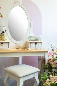 Drewniana toaletka z taboretem do sypialni w stylu rustykalnym.
#Stylizacja #toaletka #sypialnia #taboret #kwiaty #Rękodzieło #Wystrójwnętrz  #Meble #Beautiful  #Love #Kobieta