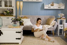 Drewniany kredens rustykalny,skrzynia rustykalna, półki wiszące, sofa tapicerowana, salon w stylu marynarskim
#Dodatki #kredens #salon #kufer #Meble #Stylizacja   #Wystrójwnętrz...