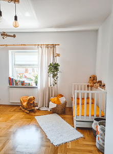 Pościel niemowlęca od Nasze Domowe Pielesze :)
Poszewka na poduszkę obszyta piękną falbanką. 
Na oknie nasza roleta rzymska i zasłona na haczykach.

Więcej na -->> NASZE D...