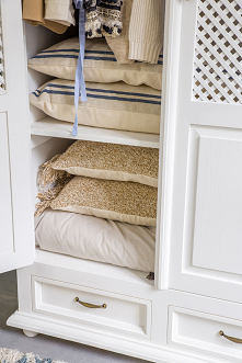 Biała szafa drewniana z ażurem do sypialni.
Krzesło drewniane do jadalni.
#szafa #sypialnia #krzesło #meble #stylizacja #wnętrze #dodatki #wystrójwnętrz #dekoracje #dom #kwiaty