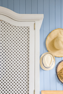 Biała szafa drewniana z ażurem do sypialni.
Krzesło drewniane do jadalni.
#szafa #sypialnia #krzesło #meble #stylizacja #wnętrze #dodatki #wystrójwnętrz #dekoracje #dom #kwiaty