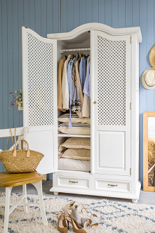 Biała szafa drewniana z ażurem do sypialni.
Krzesło drewniane do jadalni.
#szafa #sypialnia #krzesło #meble #stylizacja #wnętrze #dodatki #wystrójwnętrz #dekoracje #dom #kwiaty