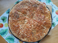 Drożdżowy chlebek czosnkowy z ziołami i serem