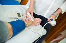 Głośno komentuje się przywileje dla seniorów, ale nikt nawet się nie zająknie, że za chwilę osoby starsze zostaną pozbawione jakiejkolwiek pomocy fizjoterapeutycznej, bo swojej ...