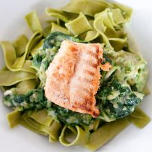 Fit przepis z Diety na Makaron pełnoziarnisty z łososiem i szpinakiem