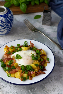 Jajka sadzone na ziemniakach z boczkiem