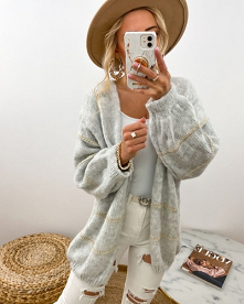 Wyjątkowy sweterek w stylu kardigan, w jasnoszarym kolorze z szydełkowym wzorem.