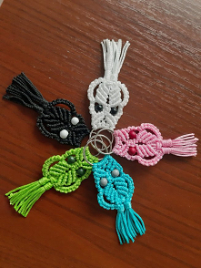 Makramowa sówka, jako brelok, zainspirowana filmem na yt 