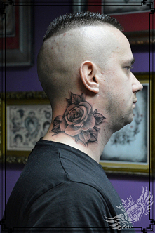 tatuaż old school róża na szyi