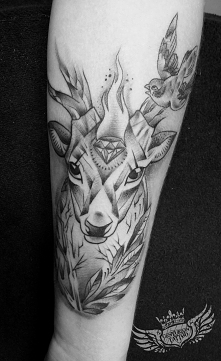 jeleń tatuaż na przedramieniu