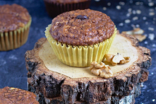 kakaowo-owsiane muffinki z bananmi, czekoladą i orzechami