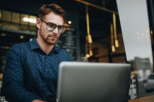 AI, czyli artificial intelligence - sztuczna inteligencja, oraz zastosowanie machine learning - obszar IT, w których używamy zaawansowanych algorytmów w celu nauczenia systemu p...