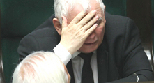 Kaczyński jest chory! "Zmogło go"

Jarosław Kaczyński to nie młody byczek, a ostatnio pojawiają się doniesienia o jego problemach zdrowotnych. Kryzys na granicy białor...
