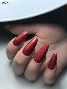 Dzisiaj mamy dla Was istną klasykę, czyli czarujący wiśniowy odcień w pełnej odsłonie! Jak Wam się podoba Wiśniowe Nadzienie w towarzystwie sweterków? <3