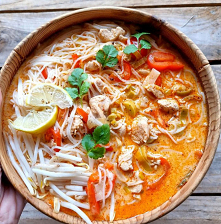 Zupa tajska

✔200g makaronu vermicelli ryżowego
✔jedna pierś z kurczaka ok. 250g
✔czerwona papryka
✔pół pora
✔pół cebuli lub jedna mała
✔litr bulionu drobiowego
✔400 ml mleczka ...