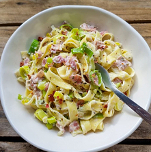 Tagiatelle z boczkiem i por...