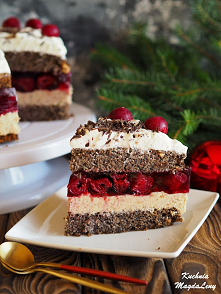 Tort makowy z wiśniami i orzechami