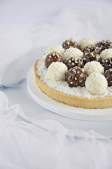 Nowoczesna tarta kokosowo – czekoladowa z kulkami musowymi – opis wykonania krok po kroku.