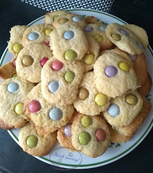 Ciastka z cukierkami M&M's (lub innymi lentynkami) - przepis dla fanów słodyczy :)