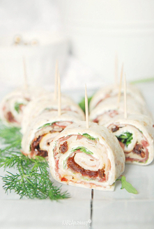 Roladki z tortilli z szynką, rukolą i suszonymi pomidorami