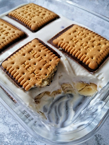 Pyszny przepis na deser na zimno z bananem i ciasteczkami