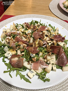 Sałatka z szynką parmeńską przepis