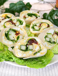 Roladki z tortilli z pastą jajeczną i suszonymi pomidorami