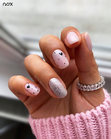 Są z nami fanki subtelnych stylizacji? Spójrzcie jak pięknie wygląda Walentynkowy manicure z wykorzystaniem lakierów Cotton Candy oraz Gwiezdny Pył!