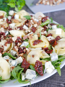 Sałatka z tortellini i suszonymi pomidorami