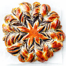 Gwiazdka z makiem

Składniki

    500 g mąki pszennej
    30 g świeżych drożdży
    50 g cukru
    180 ml mleka
    2 jajka
    50 g masła

Oraz

    1 jajko do posmarowania cia...