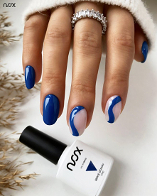 Co powiecie na połączenie granatowego lakieru hybrydowego z naturalnymi paznokciami? W roli głównej Serce Oceanu w towarzystwie Cotton Candy! 