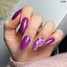 Kto powiedział, że wiosna to nieodpowiedni moment na elegancki burgund? Spójrzcie jak efektownie wygląda Miss Burgundii w towarzystwie kwiatów! Jak Wam się podoba w takiej formie? 