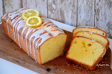 Niezwykle miękka i puszysta babka o smaku cytrynowym. Świetna do kawy lub herbaty. Sprawdzi się na święta, ale również na co dzień, bo jest bardzo szybka w przygotowaniu.