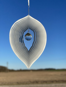 Zawieszka wiatrowa liść w dwóch rozmiarach  dostępna na  stronie srebrnekule