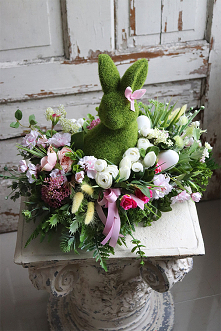 Dekoracja wielkanocna z zającem utrzymana w zielonym, białym i różowym kolorze to produkty, który sprawdzi się podczas dekorowania salonu czy innej przestrzeni na święta wielkan...