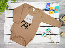 Dla młodych rodziców wcale nie jest tak oczywiste w co ubierać niemowlę w domu. Dodatkowo gubią się w wielu wskazówkach, dawanych przez otoczenie. Co my o tym myślimy? Piszemy n...