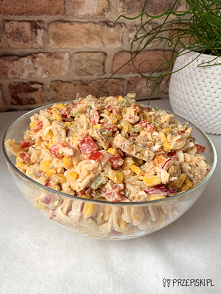 Kolorowa sałatka z kurczakiem