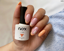 Noc w Miami, czyli koralowy lakier hybrydowy to propozycja na subtelny manicure, który świetnie łączy się z wzorkami kwiatów. Jak Wam się podoba w tej formie? 