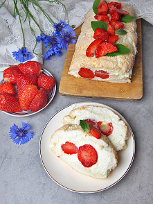 Rolada bezowa z truskawkami i bitą śmietaną