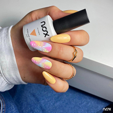 Pastelowe kolory to jeden z absolutnych hitów każdego lata, zwłaszcza w tak efektownej odsłonie jak stylizacja z Morelowymi Lodami w roli głównej! 