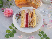 Tort truskawkowy z chrupką migdałową