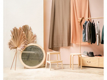 Slow fashion to ruch, który powstał w odpowiedzi na fast fashion. Jego głównym celem jest zminimalizowanie zakupów, a co za tym idzie, również i ochrona środowiska. Warto kierow...