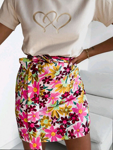 Kwiaty, kwiaty, kwiaty. Spódnica dostępna w 3 odcieniach.