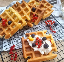 Najbardziej chrupiące gofry.

Podana porcja jest na ok. 12-14 gofrów. Ja zawsze robię więcej i często odgrzewam je następnego dnia w gofrownicę. Wtedy są tak chrupiące jak bezpo...