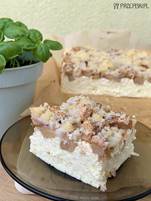 Sernik z jabłkami i kruszonką