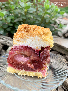 Ciasto ze śliwkami i budyniową pianką