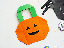 Tutorial ukazujący sposób wykonania papierowych torebek prezentowych z motywem: Frankensteina, dyni, ducha i pająka ;)