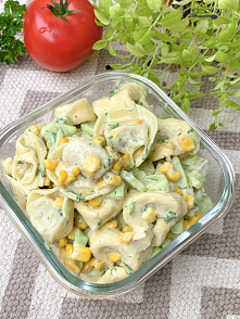 Sałatka z tortellini i świeżym ogórkiem