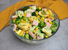 sałatka z brokułem, tortellini i szynką